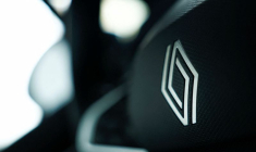 Un logo Renault sur le volant d'une nouvelle voiture hybride Symbioz E-Tech