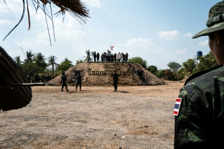 Des soldats thaïlandais et des journalistes sur une zone proche de la frontière avec le Cambodge, près du parc historique de Sadok Kok Thom, dans la province thaïlandaise de Sa Kaeo, le 5 février 2026 ( AFP / ANTHONY WALLACE )