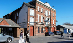 Devant la discothèque Club Chemistry de Canterbury, en Angleterre, le 18 mars 2026 ( AFP / CARLOS JASSO )