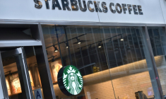 Le géant américain des cafés Starbucks annonce de nouvelles fermetures de cafés en  Amérique du Nor ( AFP / HECTOR RETAMAL )