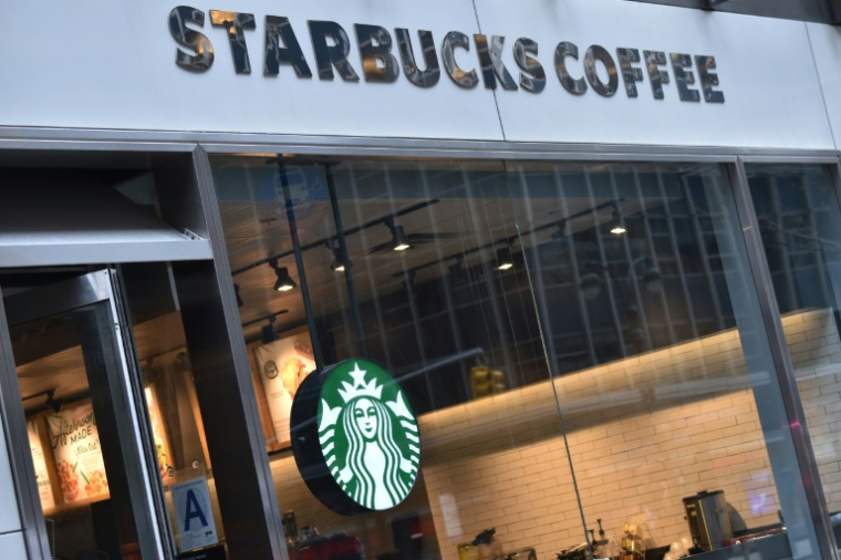 Le géant américain des cafés Starbucks annonce de nouvelles fermetures de cafés en  Amérique du Nor ( AFP / HECTOR RETAMAL )