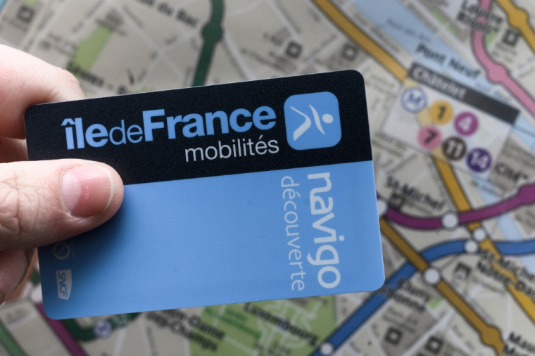 Environ 100.000 personnes ont été débitées plusieurs fois en rechargeant leur pass Navigo sur leur smartphone. ( AFP / PHILIPPE LOPEZ )