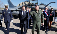 Le président Macron visite la base aérienne de Luxeuil-Saint-Sauveur