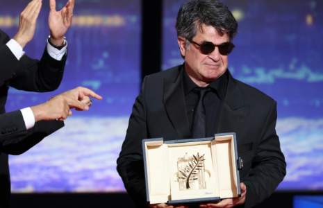 Le réalisateur et scénariste iranien Jafar Panahi, Palme d'Or du Festival de Cannes pour son film "Un simple accident", le 24 mai 2025 ( AFP / Sameer AL-DOUMY )