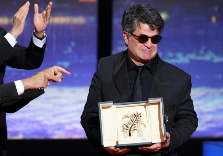 Le réalisateur et scénariste iranien Jafar Panahi, Palme d'Or du Festival de Cannes pour son film "Un simple accident", le 24 mai 2025 ( AFP / Sameer AL-DOUMY )