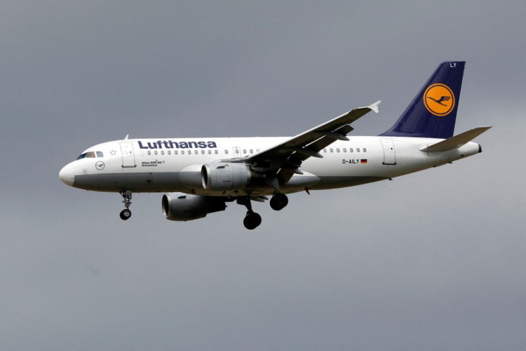 Photo d'archives: Un avion Airbus A319 de Lufthansa atterrit à l'aéroport international Charles de Gaulle à Roissy, près de Paris