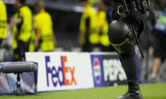 Une équipe de police épinglée pour une photo façon hooligan