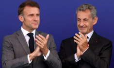 Emmanuel Macron (g) et Nicolas Sarkozy lors de l'inauguration du terminus de la ligne 14 du métro parisien, à Saint-Denis, le 24 juin 2024 ( POOL / Yves Herman )