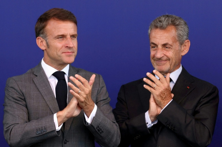 Emmanuel Macron (g) et Nicolas Sarkozy lors de l'inauguration du terminus de la ligne 14 du métro parisien, à Saint-Denis, le 24 juin 2024 ( POOL / Yves Herman )