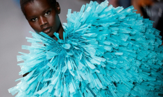 Un mannequin présente une création de Stella McCartney pour la collection Prêt-à-porter Femme Printemps-Été 2026 lors de de la Fashion Week de Paris, le 30 septembre 2025 ( AFP / GEOFFROY VAN DER HASSELT )