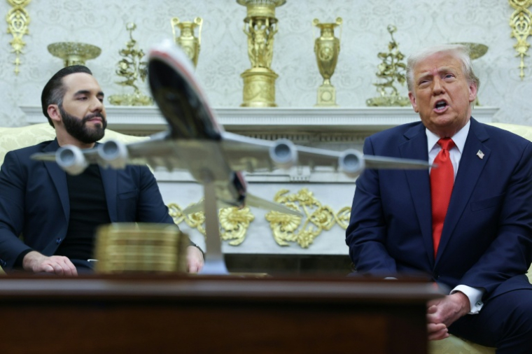 Le président salvadorien Nayib Bukele et le président américain Donald Trump dans le bureau ovale de la Maison blanche le 14 avril 2025 ( GETTY IMAGES NORTH AMERICA / WIN MCNAMEE )
