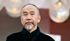 Le réalisateur japonais Shinya Tsukamoto assiste à la montée des marches pour la projection de « Nelson-san, anata wa hito wo koroshimashitaka ? » (Mr. Nelson, Did You Kill People?), présenté en compétition à la 83e Mostra internationale de Venise, le 4 septembre 2026. ( AFP / Stefano RELLANDINI )