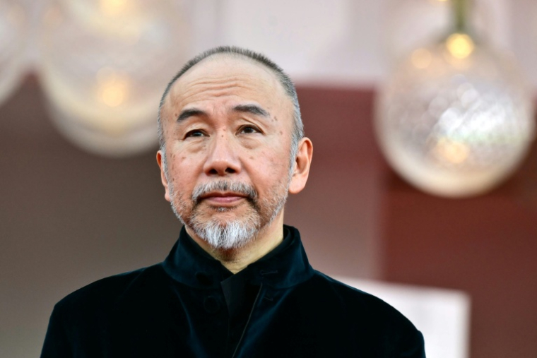 Le réalisateur japonais Shinya Tsukamoto assiste à la montée des marches pour la projection de « Nelson-san, anata wa hito wo koroshimashitaka ? » (Mr. Nelson, Did You Kill People?), présenté en compétition à la 83e Mostra internationale de Venise, le 4 septembre 2026. ( AFP / Stefano RELLANDINI )