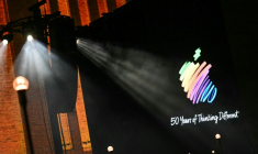 Le logo d'Apple projeté sur un écran lors des célébrations du 50e anniversaire du géant technologique américain Apple à Londres, le 25 mars 2026 ( AFP / JUSTIN TALLIS )