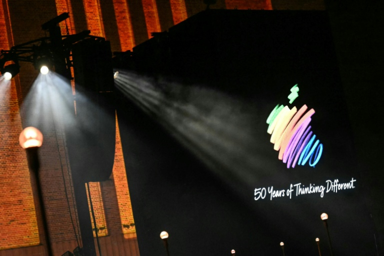 Le logo d'Apple projeté sur un écran lors des célébrations du 50e anniversaire du géant technologique américain Apple à Londres, le 25 mars 2026 ( AFP / JUSTIN TALLIS )
