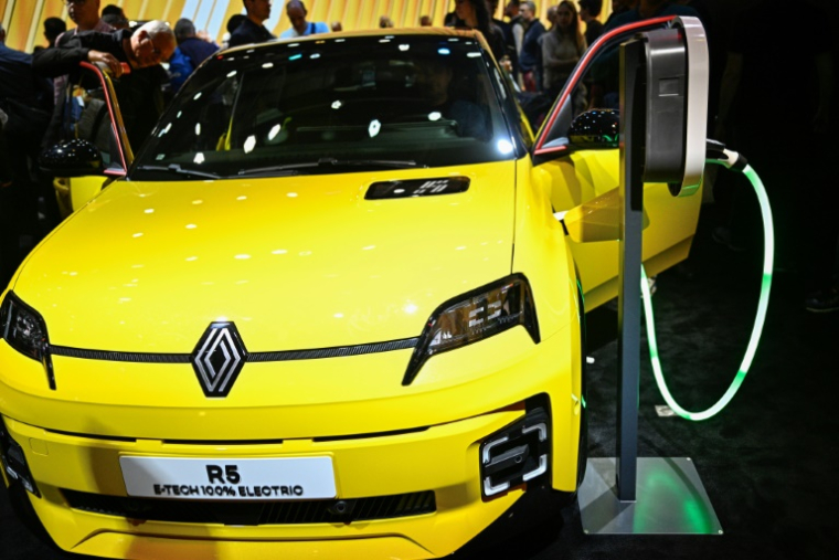 La Renault 5 Electrique présentée lors du salon de l'automobile, le 16 octobre 2024 à Paris ( AFP / JULIEN DE ROSA )