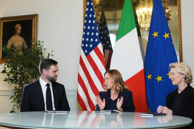 La Première ministre italien Giorgia Meloni (c) lors d'une rencontre avec la présidente de la Commission européenne Ursula von der Leyen (d) et le vice-président américain JD Vance à Rome, le 18m ai 2025 ( POOL / Jacquelyn Martin )