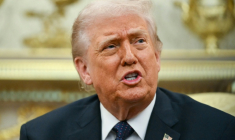 Le président américain Donald Trump lors d'une rencontre avec le chancelier allemand Friedrich Merz dans le Bureau ovale de la Maison Blanche, le 3 mars 2026 à Washington ( AFP / ANDREW CABALLERO-REYNOLDS )