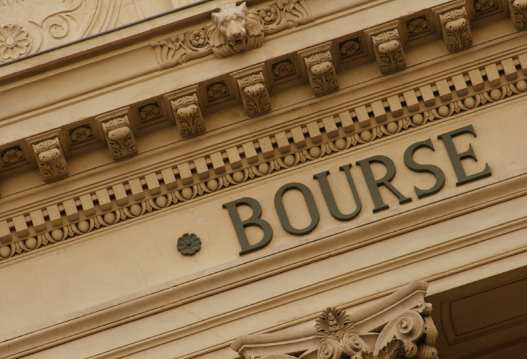 Découvrez dans cet article ce qu'est un dividende, quel est l'impact du détachement du coupon sur le cours de Bourse des actions, comment calculer un dividende et quelle est sa fiscalité.