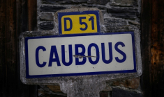 Le panneau du village de Caubous, en Haute-Garonne, le 11 mars 2026 ( AFP / Ed JONES )