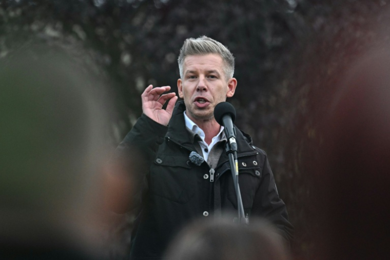 Peter Magyar, leader de l'opposition hongroise du parti Tisza, s'exprime lors d'un rassemblement à Tarnok, près de Budapest, le 20 octobre 2025 ( AFP / Attila KISBENEDEK )