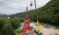 Des ouvriers installent la flèche d'une réplique à l'échelle 1/10e de la Tour Eiffel, construite par l'entrepreneur alsacien Jean-Claude Fassler, à Sainte-Croix-aux-Mines, dans le Haut-Rhin, le 26 août 2025 ( AFP / SEBASTIEN BOZON )