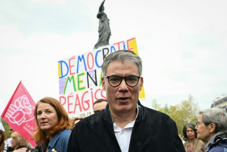 Le Premier secrétaire du PS Olivier Faure participe à un rassemblement pour défendre "la démocratie" et l'"Etat de droit" le 12 avril 2025 à Paris ( AFP / Bertrand GUAY )