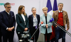 Olivier Faure, Marine Tondelier, Lucie Castets, Clémentine Autain et François Ruffin lors d'une conférence de presse le 15 novembre 2025 à Trappes, dans les Yvelines ( AFP / GEOFFROY VAN DER HASSELT )