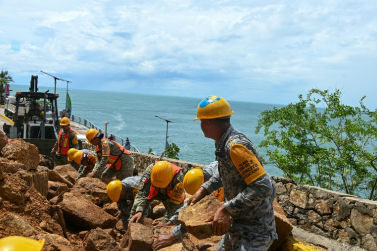 Militaires et membres de la garde nationale au Mexique dégage des débris après un glissement de terrain provoqué par de fortes précipitations avant l'arrivée du cyclone Simon, à Acapulco le 10 octobre 2026 ( AFP / Francisco Robles )