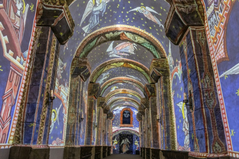 Le spectacle de projections et de lumières "La quête des bâtisseurs" au parc à thème "Rocher Mistral", dédié à l'histoire et aux traditions provençales, dans l'enceinte du château de La Barben, le 28 avril 2026 dans les Bouches-du-Rhône ( AFP / Thibaud MORITZ )