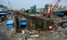Les travaux en cours sur le chantier du futur train à grande vitesse Ahmedabad-Mumbai à Mumbai le 25 juin 2026, en Inde ( AFP / Indranil MUKHERJEE )