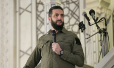 Photo diffusée par l'agence de presse officielle syrienne Sana, le 8 décembre 2025, montrant le président syrien Ahmed al-Chareh s'exprimant lors de la prière à la mosquée des Omeyyades à Damas, à l'occasion de premier anniversaire de la destitution de Bachar al-Assad ( SANA / Handout )