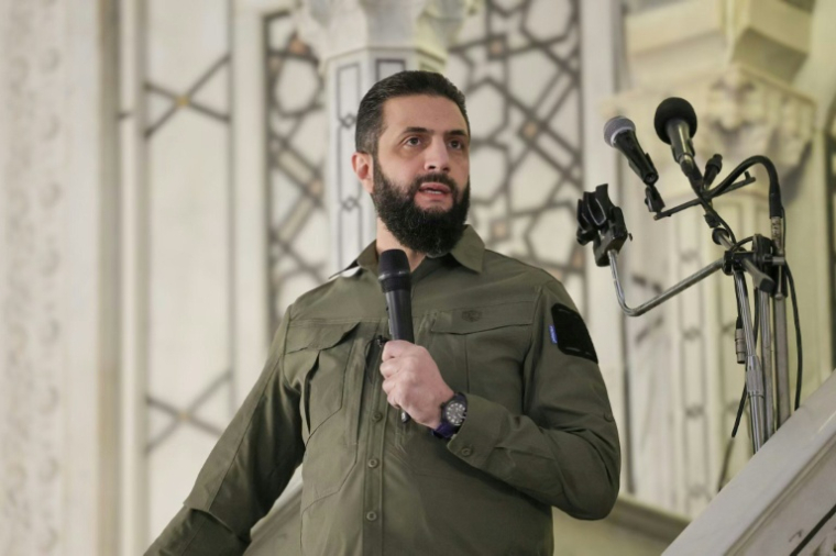 Photo diffusée par l'agence de presse officielle syrienne Sana, le 8 décembre 2025, montrant le président syrien Ahmed al-Chareh s'exprimant lors de la prière à la mosquée des Omeyyades à Damas, à l'occasion de premier anniversaire de la destitution de Bachar al-Assad ( SANA / Handout )