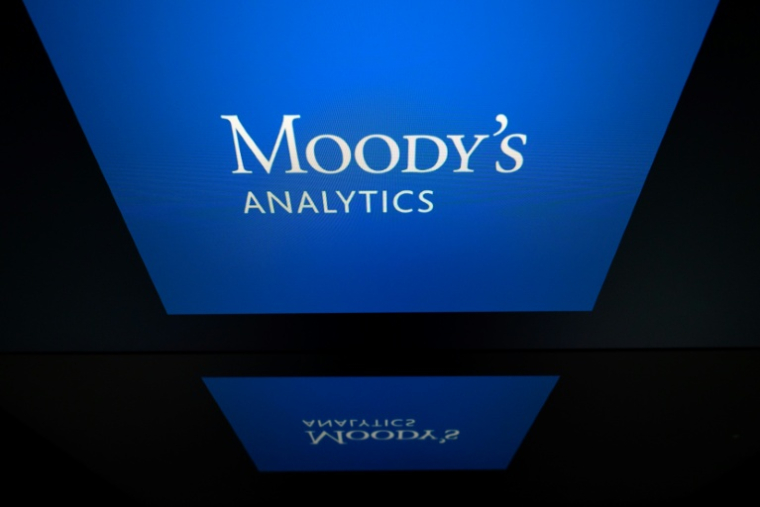 Cette photo d'illustration montre le logo de l'agence de notation Moody's, à Toulouse, le 18 mars 2025 ( AFP / Lionel BONAVENTURE )
