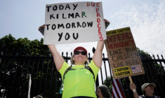 Des manifestants brandissent des pancartes près de la Maison Blanche pour réclamer le retour de Kilmar Abrego Garcia, un immigré salvadorien expulsé à tort vers le Salvador, à Washington le 1er mai 2025 ( AFP / Oliver Contreras )