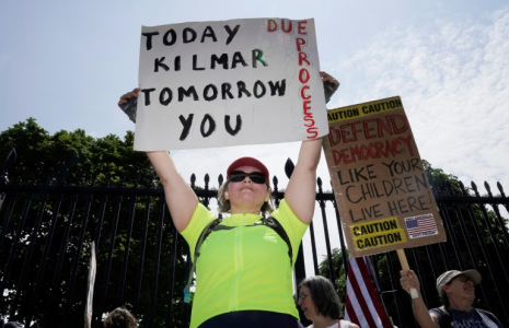 Des manifestants brandissent des pancartes près de la Maison Blanche pour réclamer le retour de Kilmar Abrego Garcia, un immigré salvadorien expulsé à tort vers le Salvador, à Washington le 1er mai 2025 ( AFP / Oliver Contreras )