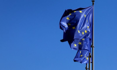 Les drapeaux de l'Union européenne flottent devant le siège de la Commission européenne à Bruxelles