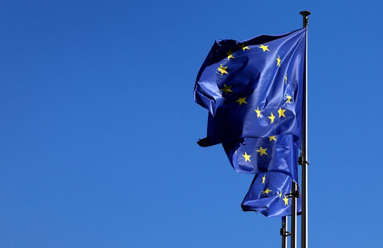 Les drapeaux de l'Union européenne flottent devant le siège de la Commission européenne à Bruxelles