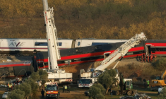 Des grues déployées le 29 octobre 2026 à Urda en Espagne pour déplacer les wagons de train après un accident ferroviaire mortel ( AFP / Oscar DEL POZO )