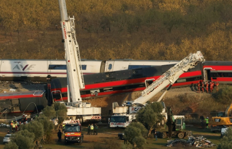 Des grues déployées le 29 octobre 2026 à Urda en Espagne pour déplacer les wagons de train après un accident ferroviaire mortel ( AFP / Oscar DEL POZO )