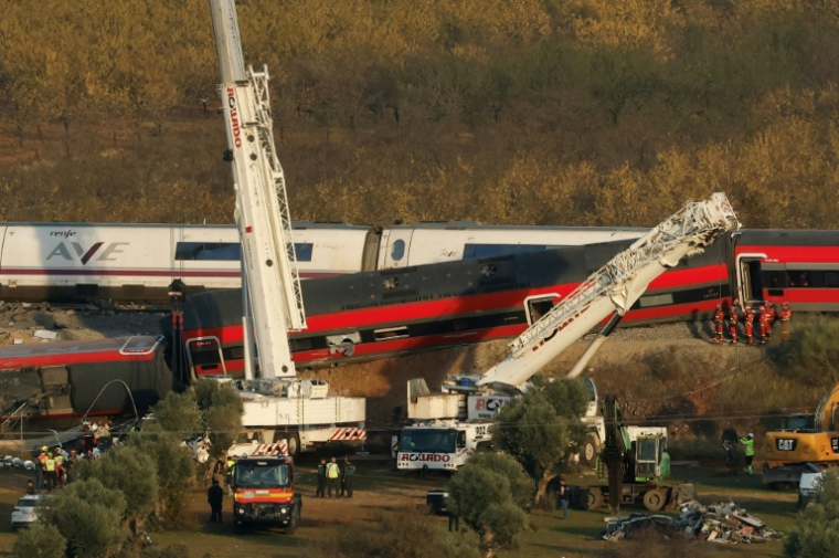 Des grues déployées le 29 octobre 2026 à Urda en Espagne pour déplacer les wagons de train après un accident ferroviaire mortel ( AFP / Oscar DEL POZO )