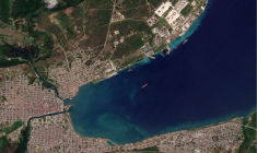 Cette image satellite prise en 2026 par Planet Labs PBC, montre une vue aérienne de Matanzas ainsi que de son port et de son terminal pétrolier (en haut), à l'entrée de la baie de Matanzas, dans le nord-ouest de Cuba, le 22 mars 2026 ( 2026 Planet Labs PBC / - )