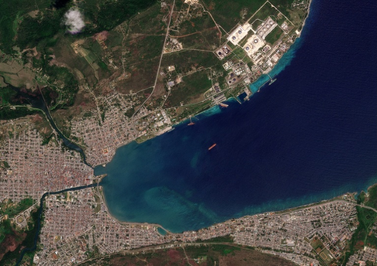 Cette image satellite prise en 2026 par Planet Labs PBC, montre une vue aérienne de Matanzas ainsi que de son port et de son terminal pétrolier (en haut), à l'entrée de la baie de Matanzas, dans le nord-ouest de Cuba, le 22 mars 2026 ( 2026 Planet Labs PBC / - )