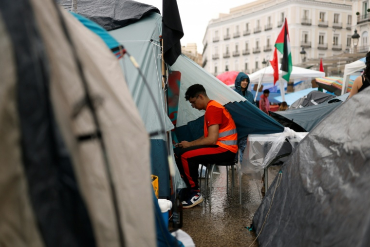 Des manifestants installés dans un campement pour protester contre les expulsions et la crise du logement, devant le siège de la présidence de la Communauté de Madrid, sur la Puerta del Sol, le 28 septembre 2026 ( AFP / Oscar DEL POZO )