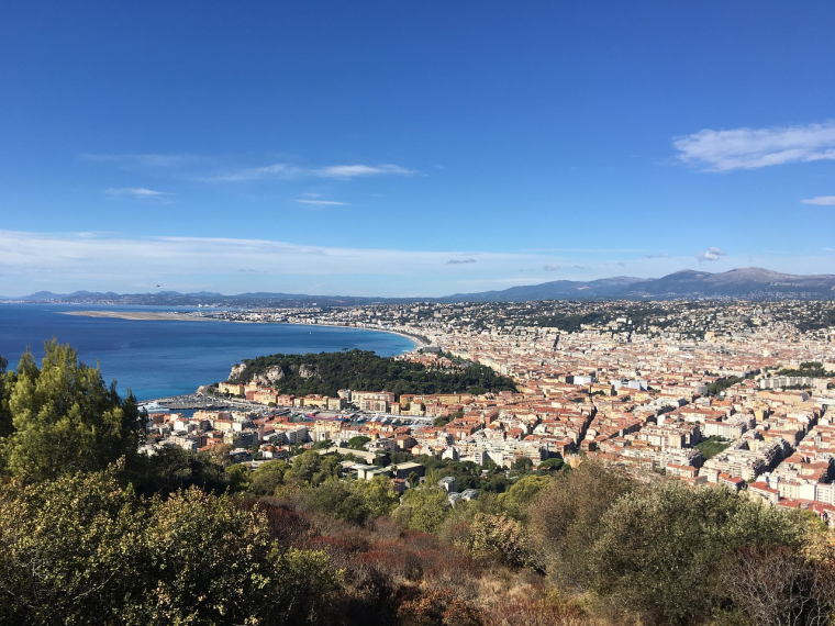 La demeure dispose de cinq chambres, six salles de bain, une piscine naturelle et un jacuzzi sur le toit. (Photo d'illustration) (tristanmimet / Pixabay)