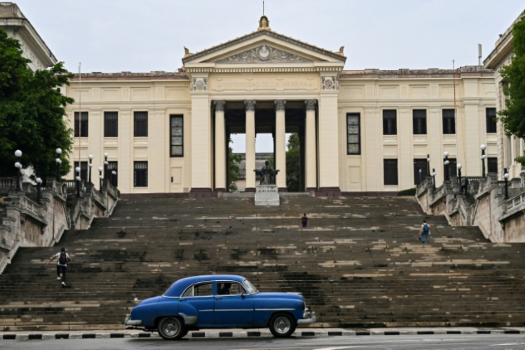 Une vieille voiture américaine roule devant l'université de La Havane, à La Havane, le 4 juin 2025 ( AFP / YAMIL LAGE )