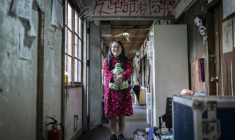 L'étudiante Masako Ueda, résidente du Foyer Yoshida de l'université de Kyoto, dans un couloir avec sa peluche préférée, une tortue, le 4 février 2026 au Japon ( AFP / Yuichi YAMAZAKI )