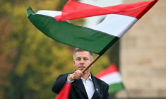 Peter Magyar, qui doit être investi Premier ministre de la Hongrie, ici le 23 octobre 2025 à Budapest ( AFP / Attila KISBENEDEK )