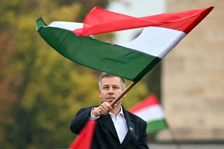 Peter Magyar, qui doit être investi Premier ministre de la Hongrie, ici le 23 octobre 2025 à Budapest ( AFP / Attila KISBENEDEK )