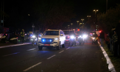 Des policiers escortent le véhicule transportant le corps du dernier otage israélien évacué de la bande de Gaza, en direction de l'Institut médico-légal d'Abu Kabir, à Tel Aviv, le 26 janvier 2026 ( AFP / ilia yefimovich )